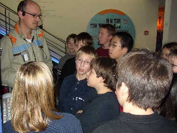 Schüler des Informatikkurses bei der Führung durch die Ausstellung