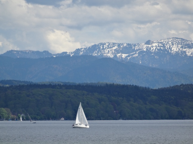 Der Starnberger See vor verschneitden Gipfeln