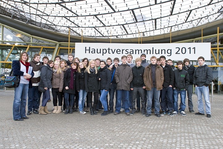 Klasse 10b vor der Siemens-HV