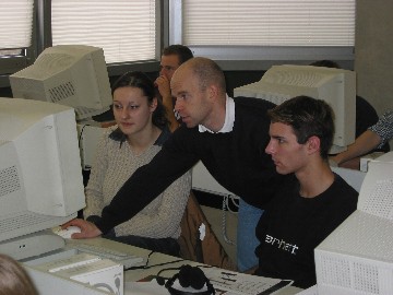 Schüler der Klasse 11c zusammen mit Herrn Kaiser beim Workshop