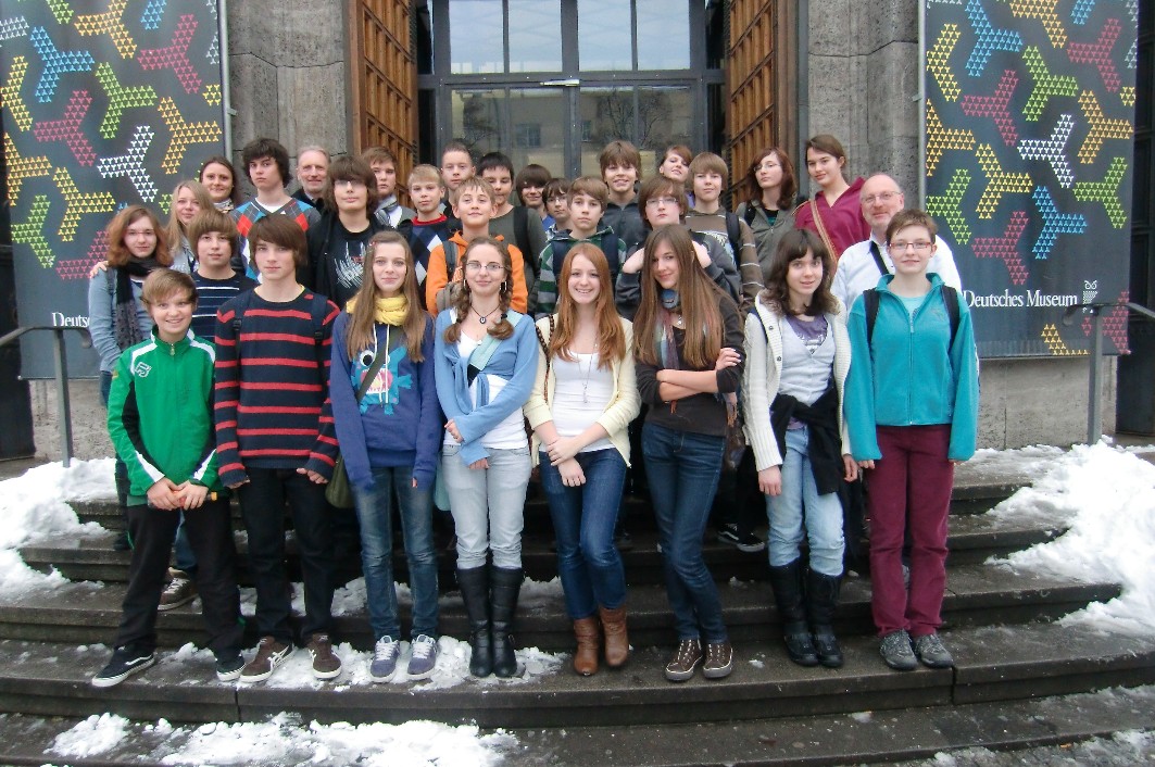 Die Klasse 8a vor dem Deutschen Museum
